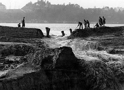 View to the west as water gushes from Lake Union into Montlake Cut, Seattle, August 26, 1916. Courtesy MOHAI, PEMCO Webster & Stevens Collection, (Image No, 1983.10.10325)