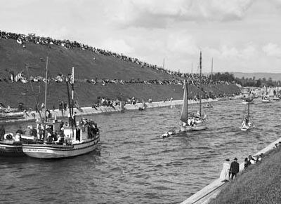 Montlake Cut looking east, Lake Washington Ship Canal opening day, July 4, 1917. Courtesy MOHAI, PEMCO Webster & Stevens Collection, (Image No. 1983.10.10564